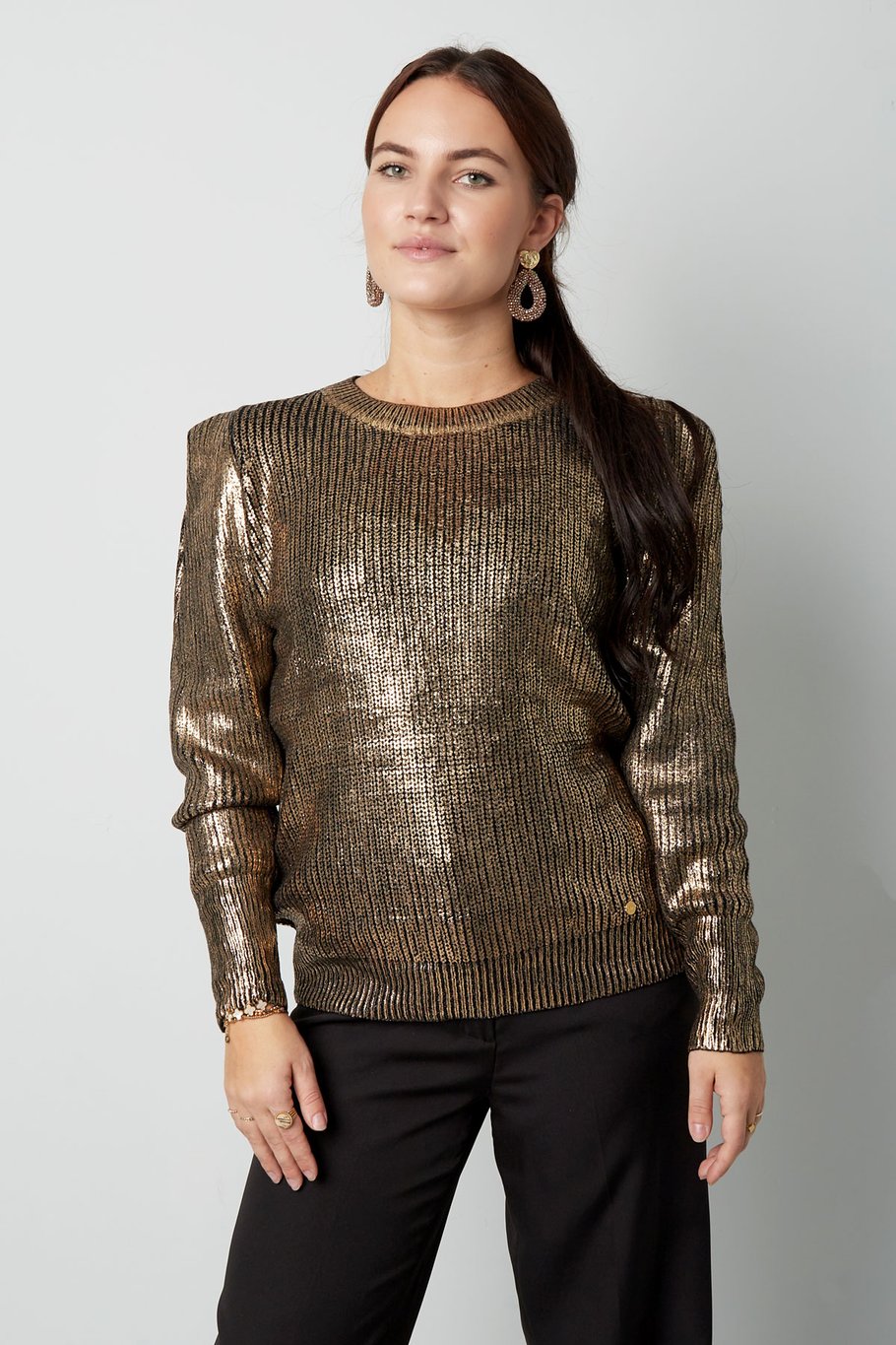 Gestrickter Stadtpullover in Metallic-Optik – Schwarzgold Bild8